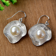 Laden Sie das Bild in den Galerie-Viewer, ALIYAH | Elegante silberfarbene Ohrringe mit beigen Perlen
