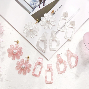 MAKENNA | Rosa Acryl Ohrringe in geometrischem Muster