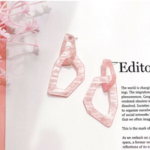 Load image into Gallery viewer, MAKENNA | Rosa Acryl Ohrringe in geometrischem Muster
