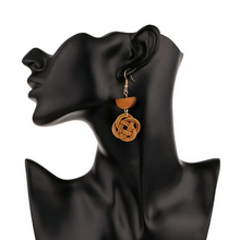 Laden Sie das Bild in den Galerie-Viewer, Herbstliche Rattan Ohrringe mit braunen Holz Halbkreisen
