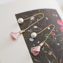 Load image into Gallery viewer, ROSE | Süße goldfarbene Einfädler Ohrringe mit Blüten und Perlen
