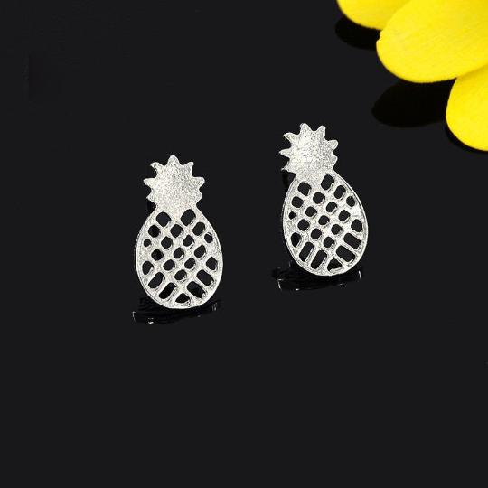 BONNIE | Süße silberfarbene Ohrstecker im Ananas Design