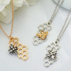 MAJA klein | Silberne Boho Halskette mit Honigwaben Anhänger und süßer Biene 