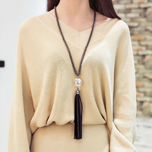 Laden Sie das Bild in den Galerie-Viewer, TARA | Coole lange schwarze Halskette Collier große crémeweiß beige Perle Quasten
