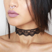 Laden Sie das Bild in den Galerie-Viewer, SAWEETIE | Süßer Gothic Lolita Choker aus schwarzer Spitze
