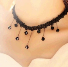 Laden Sie das Bild in den Galerie-Viewer, NATALY | Sexy schwarze Gothic Punk Lolita Halskette mit schwarzen Kristallen 
