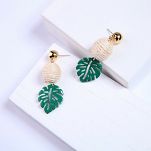 Load image into Gallery viewer, BEATRIZ | Lovely summer dangle earrings hangers studs gold palm tree leaf green ball beige | Coole Festival Sommer Ohrringe Ohrhänger Palmen
