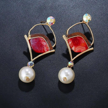 Load image into Gallery viewer, PAISLEY | Einzigartige Art Déco Statement Ohrringe mit rotem Acryl und weißen Perlen
