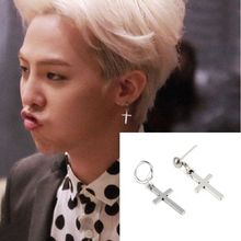 Laden Sie das Bild in den Galerie-Viewer, SUGA | Silberne BTS K-Pop Ohrringe mit Kreuz
