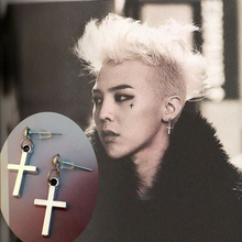 Laden Sie das Bild in den Galerie-Viewer, SUGA | Silberne BTS K-Pop Ohrringe mit Kreuz
