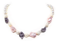Laden Sie das Bild in den Galerie-Viewer, EMILY | Wunderschöne GemChic Unikat Halskette Collier aus weiß rosa Muschelkern Perlen
