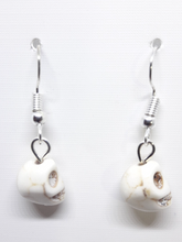Laden Sie das Bild in den Galerie-Viewer, SKULL | Halloween Ohrringe mit  Silberhaken und Totenkopf Edelstein Perle
