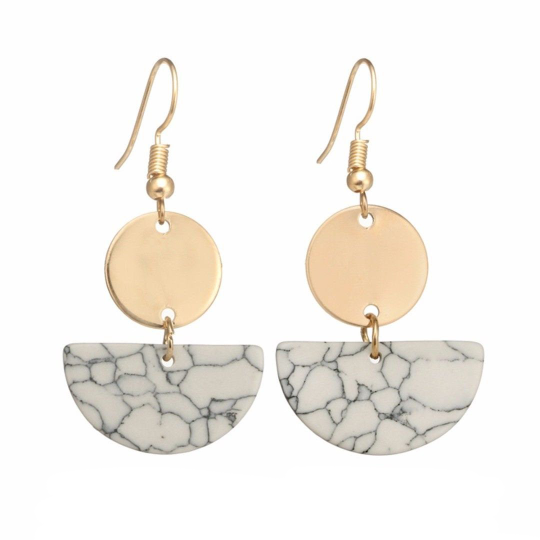 AELIA | Goldene Statement Ohrringe mit Plättchen und weiß marmoriertem Halbkreis
