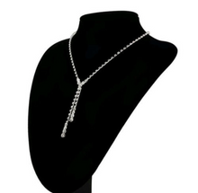 Laden Sie das Bild in den Galerie-Viewer, AMELIA | Edles Hochzeit Braut Schmuck Set Halskette Collier und Ohrringen in silber Strass Kristall
