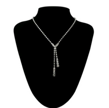 Laden Sie das Bild in den Galerie-Viewer, AMELIA | Edles Hochzeit Braut Schmuck Set Halskette Collier und Ohrringen in silber Strass Kristall

