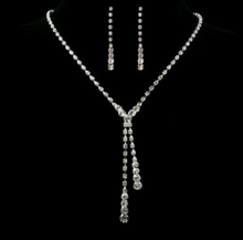 Laden Sie das Bild in den Galerie-Viewer, AMELIA | Edles Hochzeit Braut Schmuck Set Halskette Collier und Ohrringen in silber Strass Kristall
