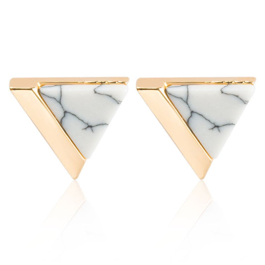 OCTAVIA | Schicke goldene Ohrstecker mit marmoriertem Dreieck in weiß