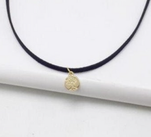 APRIL | Süße schwarze Leder Choker Halskette mit goldfarbenem Baum Motiv Anhänger