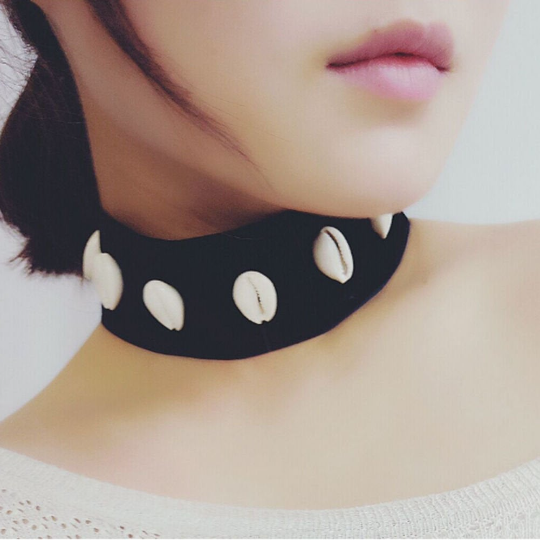 NOELANI | Einzigartige schwarze Samt Choker Halskette mit echten beigen Muscheln