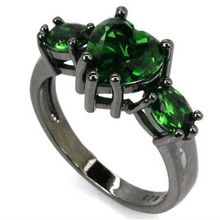 Laden Sie das Bild in den Galerie-Viewer, BERTA | Gem.Chic Unikat Designer Ring in rhodiniertem Silber mit grünen Herz Edelsteinen
