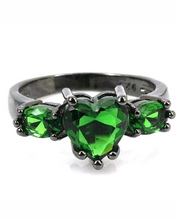 Laden Sie das Bild in den Galerie-Viewer, BERTA | Gem.Chic Unikat Designer Ring in rhodiniertem Silber mit grünen Herz Edelsteinen
