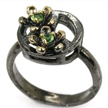 Laden Sie das Bild in den Galerie-Viewer, CARA | Gem.Chic Unikat Designer Ring in rhodiniertem Silber mit goldenen Blüten und grünen Edelsteinen
