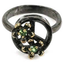 Laden Sie das Bild in den Galerie-Viewer, CARA | Gem.Chic Unikat Designer Ring in rhodiniertem Silber mit goldenen Blüten und grünen Edelsteinen
