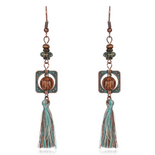 Laden Sie das Bild in den Galerie-Viewer, APONI | Schöne Indie Boho Ohrringe mit Quasten in türkis
