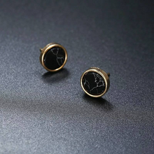 Load image into Gallery viewer, VITA | Minimalistische goldfarbene Ohrstecker Ohrringe Kreis rund Marmor mit schwarzem Marmor Muster

