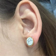 Laden Sie das Bild in den Galerie-Viewer, VITA | Minimalistische goldfarbene Ohrstecker Ohrringe Kreis rund Marmor mit weiß grauem Marmor Muster

