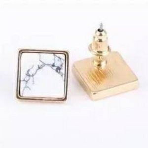 JUNIA | Coole minimalistische Ohrstecker goldfarben mit viereckig grau weißem Marmor Muster