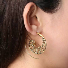 Laden Sie das Bild in den Galerie-Viewer, IMALA | Sommerliche Boho Gypsy Statement Spiral Ohrringe Ohrhänger goldfarben mit Manadala Muster

