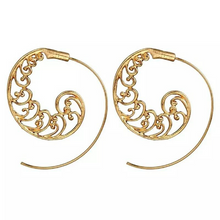 Laden Sie das Bild in den Galerie-Viewer, IMALA | Sommerliche Boho Gypsy Statement Spiral Ohrringe Ohrhänger goldfarben mit Manadala Muster
