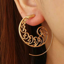 Laden Sie das Bild in den Galerie-Viewer, IMALA | Sommerliche Boho Gypsy Statement Spiral Ohrringe Ohrhänger goldfarben mit Manadala Muster
