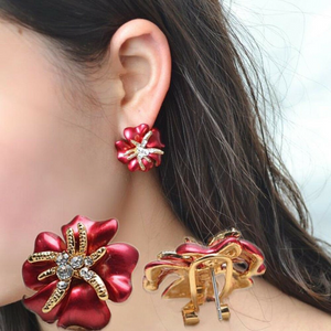 JOSLYN | Sinnliche gold schwarze Blumen Blüten Rosen Ohrringe Ohrstecker mit klaren Kristallen