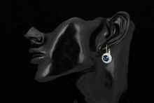 Laden Sie das Bild in den Galerie-Viewer, ELLIE | Elegante silberfarbene Ohrringe mit grünen Kristallen und Zirkonia
