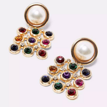 Load image into Gallery viewer, NOVALIE | Edle goldfarbene Party Statement Ohrringe mit crémeweißen Perlen und bunten Kristallen
