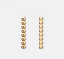 Laden Sie das Bild in den Galerie-Viewer, TORI | Süße goldfarbene Stecker Ohrringe in minimalistischem Kugel Design

