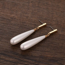 Laden Sie das Bild in den Galerie-Viewer, SIMONE | Elegante goldfarbene Hänger Ohrrigne mit crémeweißen Perlen in langer Tropfenform
