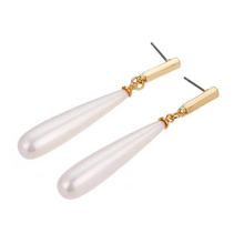 Laden Sie das Bild in den Galerie-Viewer, SIMONE | Elegante goldfarbene Hänger Ohrrigne mit crémeweißen Perlen in langer Tropfenform
