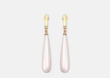 Laden Sie das Bild in den Galerie-Viewer, SIMONE | Elegante goldfarbene Hänger Ohrrigne mit crémeweißen Perlen in langer Tropfenform
