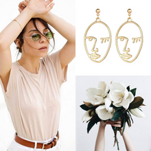 Laden Sie das Bild in den Galerie-Viewer, KHLOE | Goldfarbene Minimal Art Ohrringe mit abstraktem Gesicht

