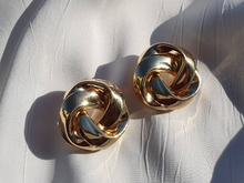 Laden Sie das Bild in den Galerie-Viewer, CLARE | Goldene French Retro Ohrringe mit Zopfmuster
