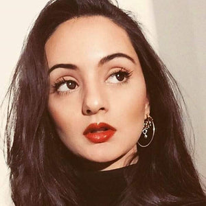VANDANA | Süße goldfarbene Creolen Ohrringe mit Kristallen in exotischem Design