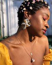Laden Sie das Bild in den Galerie-Viewer, STRAIGHT EDGE | Coole goldfarbene Statement Ohrringe im Silk Look

