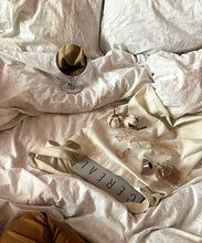 Laden Sie das Bild in den Galerie-Viewer, LILY | Wunderschöne goldfarben Einfädler Ohrringe mit tollem femininen Gesicht Design
