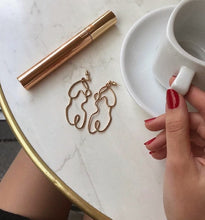 Laden Sie das Bild in den Galerie-Viewer, RUBENS | Kunstvolle Frauen Figur Ohrringe in gold
