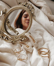 Laden Sie das Bild in den Galerie-Viewer, LILY | Wunderschöne goldfarben Einfädler Ohrringe mit tollem femininen Gesicht Design
