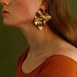 STRAIGHT EDGE | Coole goldfarbene Statement Ohrringe im Silk Look