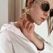 Laden Sie das Bild in den Galerie-Viewer, STRAIGHT EDGE | Coole goldfarbene Statement Ohrringe im Silk Look
